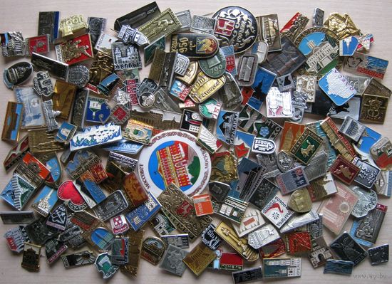 Значки города, архитектура, 150 штук, без повторов, все разные.