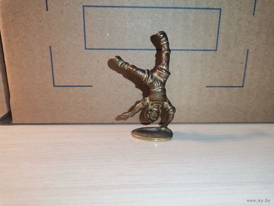 Латунная фигурка "Акробат", высота 5.5 см.