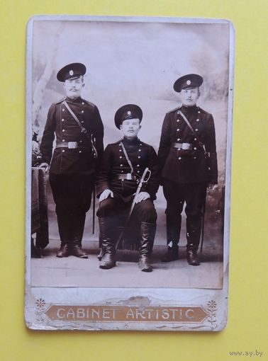 Фото кабинет-портрет "Солдаты царя-батюшки с шашками", до 1917 г.