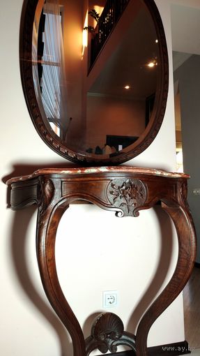 Старинная консоль с зеркалом.