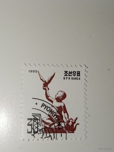 Корея 1995 год  изображена скульптура ребенка с голубем.