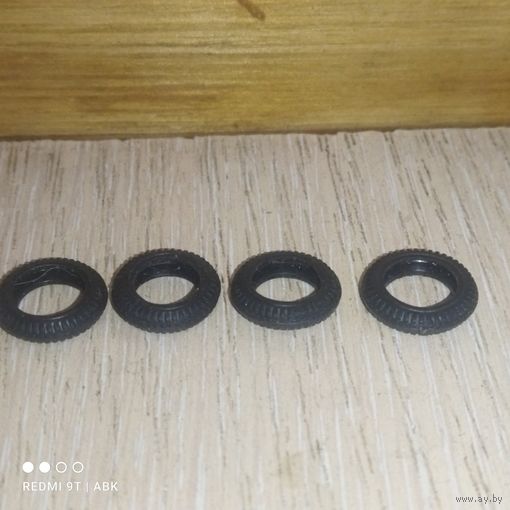 Комплект оригинальной резины Ваз 2108-09.СССР.Саратов.1:43.