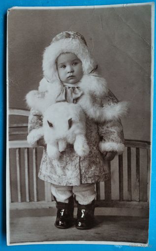 Фото девочки в шубке. 1939 г. 8х14 см.