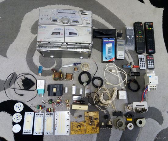 Сборный лот (платы, магнитофон, пульты, электробритва, зарядки и др) с 1 рубля