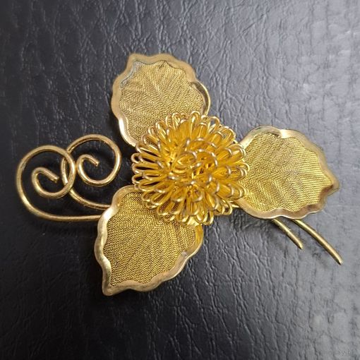 Винтажная брошь. Жёлтый цветок с тремя лепестками. Латунь, сетка.