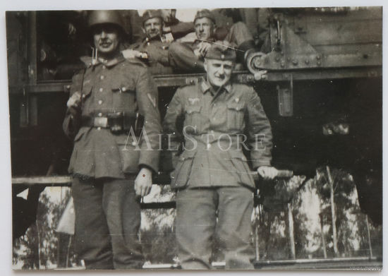 Немецкие солдаты у вагона поезда во время вынужденной остановки из-за подрыва рельс партизанами