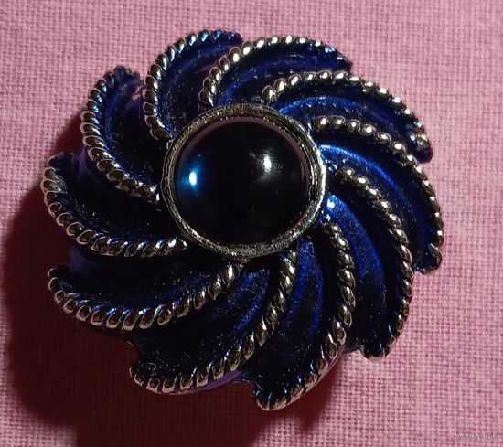 Винтажная брошь "Тёмная ночь". Клеймо AVON со знаком копирайта. 3,8 см, 24,7 гр