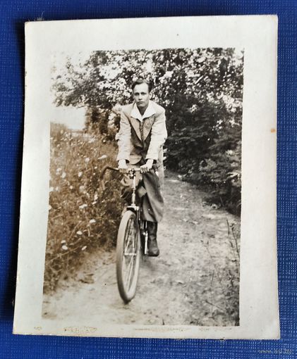 Фото мужчины на велосипеде. 1930-е. 7х9 см.