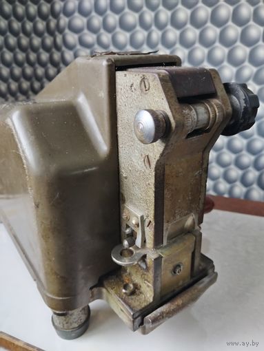 Билетный компостер, электро-механический. Прошлый век. В музей, в коллекцию, для антуража. Рабочий. Без мц.