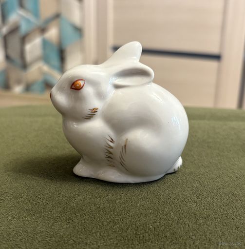Статуэтка Фарфоровая Зайчик . Полонное