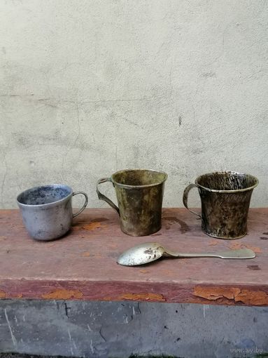 Кружки, ложка.