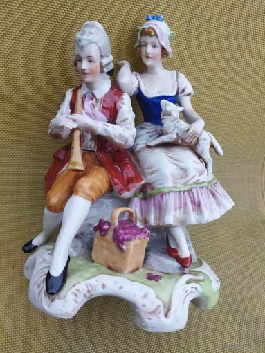 Статуэтка фарфоровая