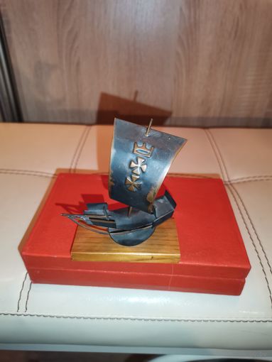 Металлическая модель парусника на деревянном основании, высота 11 см.