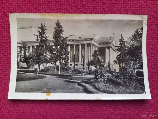 Сочи. Вид на Государственный театр с Приморского парка. 1939 г. Чистая.