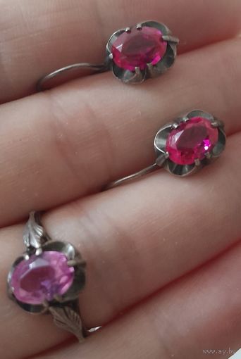 Кольцо и серьги с корундами ХЮЗ. Серебро 875 пробы.