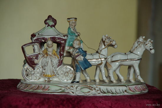 Статуэтка фаянсовая " Карета "  * длинна 26см , ширина 12 см , высота 16 см )