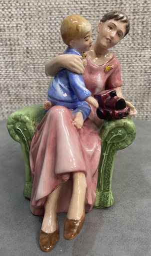 Фарфоровая статуэтка Royal Doulton Когда я был молод. 1994 год. Англия. Высота 14 см.