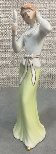 Статуэтка Девушка с зеркалом , фарфор Royal Dux Bohemia Чехословакия. Высота 20 см.