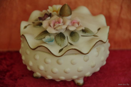Шкатулка фарфоровая (   диаметр 10,5 см  высота 8 см  )  целая