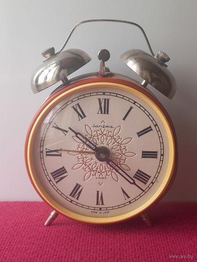 Часы будильник Янтарь. Настольные. СССР.