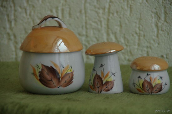Солонки фарфоровые  (  набор )  Ф,Ф  Сысерть   все целое  ( высота  10 см ; 6,5 см ; 4,5 см )