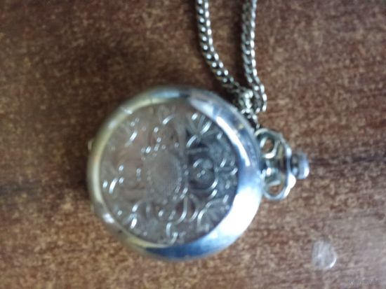 Часы Молния. Карманные с крышкой и цепочкой. В хорошем состоянии.