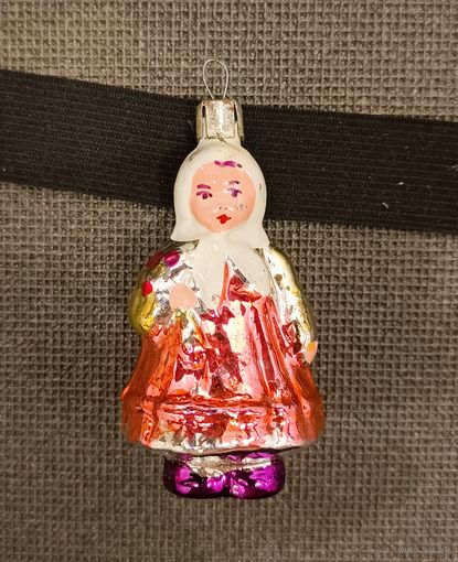 Ёлочная игрушка Девочка с букетом , редкая .