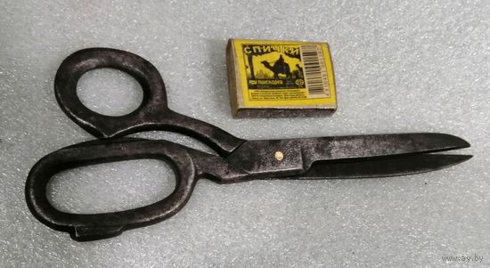Чугунные, литые, старинные ножницы.