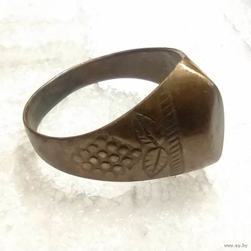 Кольцо. Перстень. Бронза, 3,4 г; р-р 20,5