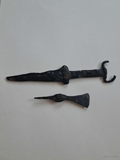 Боевой топорик и акинак.