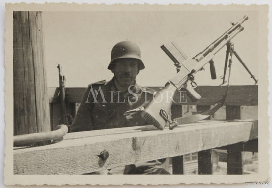 Немецкий часовой у пулемета на вышке концентрационного лагеря для советских военнопленных.