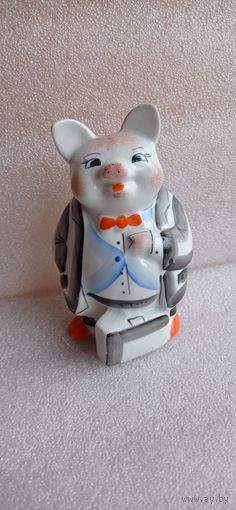 КОЛЛЕКЦИОННАЯ ФАРФОРОВАЯ СТАТУЭТКА ПОРОСЕНОК ДЖЕНТЛЬМЕН ПУТЕШЕСТВЕННИК ДОБРУШ ОРИГИНАЛ  .  Распродажа Коллекции !!! . Экспресс  Аукцион не с рубля без МПЦ и прочего 3 ДНЯ  .Много лотов в продаже .