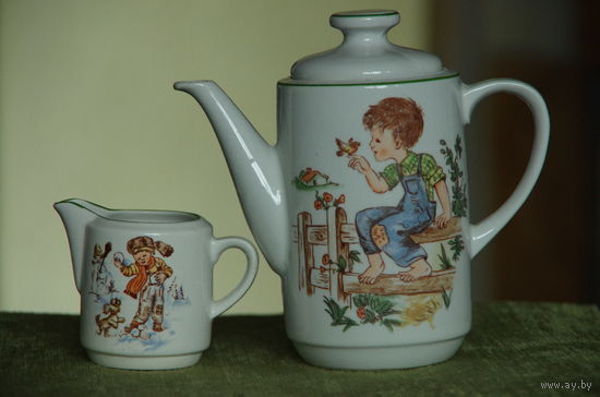 Кофейник  + молочник фарфоровый  из СССР    ( все целое )
