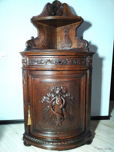 Старинный угловой комод.