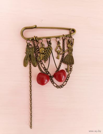 Бронзовая брошь-булавка ручной работы с вишенками