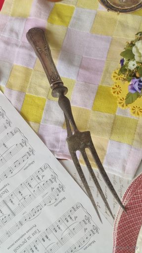 Сервировочная вилка для мяса с упором, ручка предположительно серебро, клейма неразборчивые.