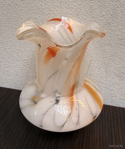 Миниатюрная винтажная ваза из гутного стекла, СССР.