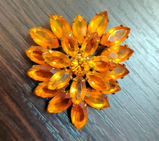 Винтажная брошь  , украшена янтарного цвета кристаллами и камнями  в хорошем состоянии без потерь камешков и с защелкой рабочей