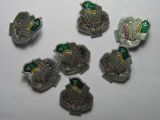 Значок Добровольного спортивного общества  "Урожай" . Цена за штуку.