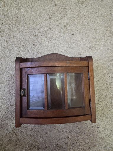 Старинный аптечный шкафчик