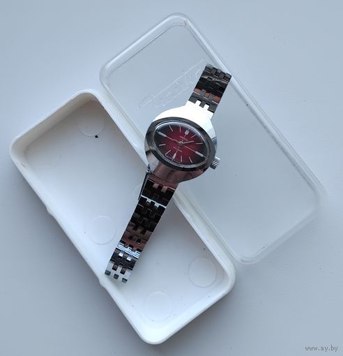 Часы Чайка.  Сделано в СССР. На уверенном ходу. Коробка.