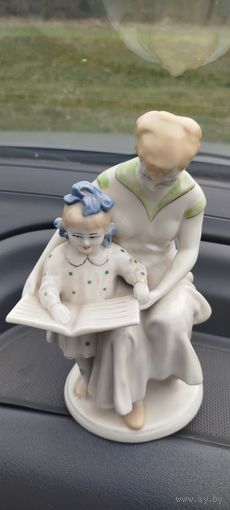 Фарфоровая статуэтка первая книга