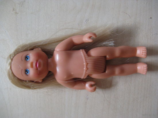 Небольшая кукла