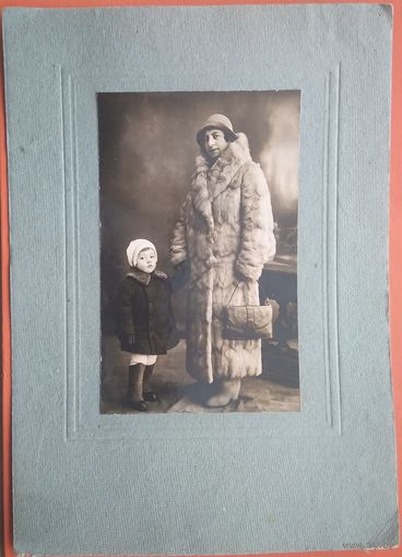 Фото женщины с ребенком. Тамбов. 1937 г. 10.5х17 см (На паспарту 20х28 см)