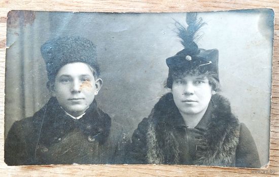 Фото семейной пары. 1930-е. 4х6.5 см.