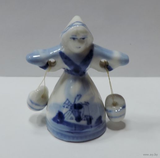 Статуэтка фарфоровая "Девушка с вёдрами" 80-е годы. Высота 5.5 см.