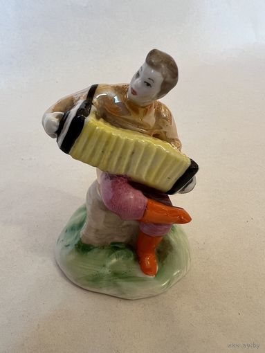 Статуэтка "Гармонист", роспись, фарфор, завод Дулёво.  С рубля!