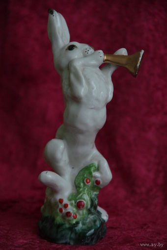 Статуэтка фарфоровая " Заяц с трубой"    ЛФЗ    ( целая )