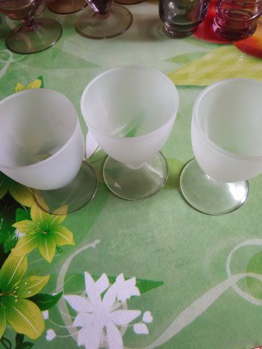 Винтажные 3 рюмки матовое стекло.