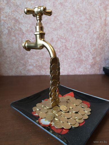 Денежный кран. Панно из монет. Аукцион с 1.00 руб.